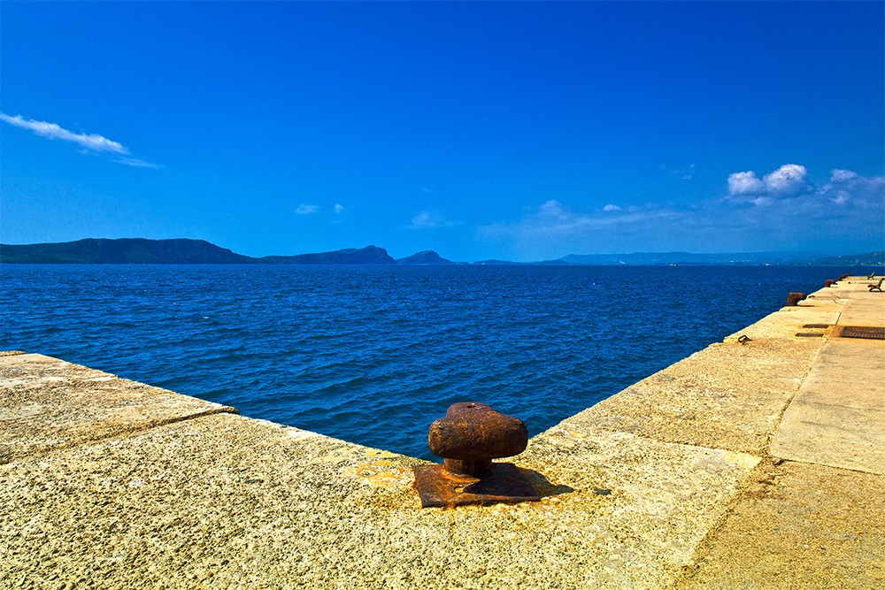 Quai jaune mer bleue